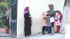 أولياء يضحون بعطلهم لمرافقة أبنائهم في الامتحانات