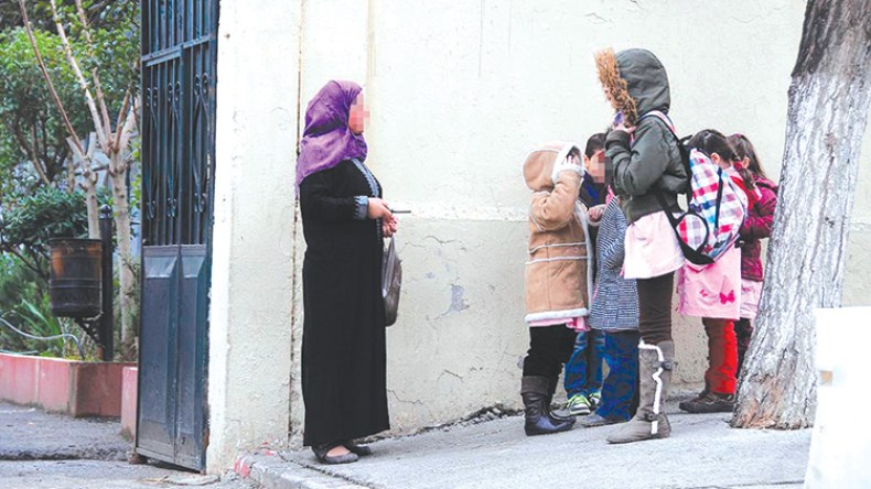 أولياء يضحون بعطلهم لمرافقة أبنائهم في الامتحانات