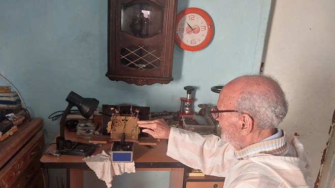 عمي بن عاشور… نصف قرن في تصليح الساعات القديمة