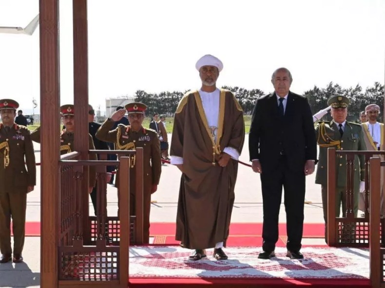 Le Sultan d’Oman se recueille à la mémoire des martyrs de la Guerre de libération nationale