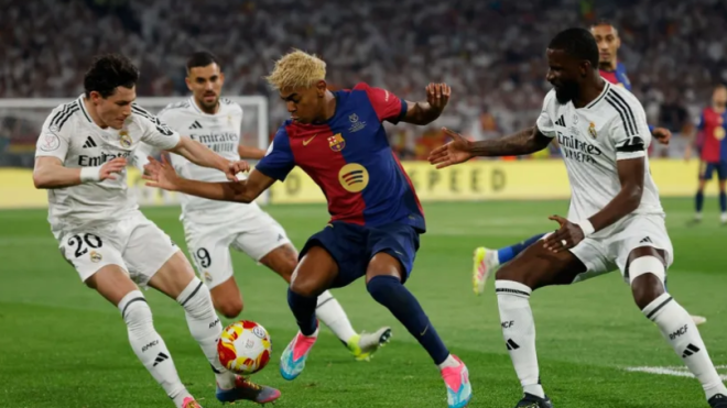 الكشف عن حكم “الكلاسيكو” المرتقب بين برشلونة وريال مدريد