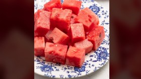 ما هي مدة صلاحية البطيخ المقطع داخل الثلاجة؟