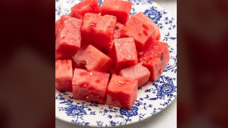 ما هي مدة صلاحية البطيخ المقطع داخل الثلاجة؟