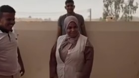 بالفيديو.. معلّمة تحظى بتكريم خاص من قبل تلاميذها قبل التقاعد