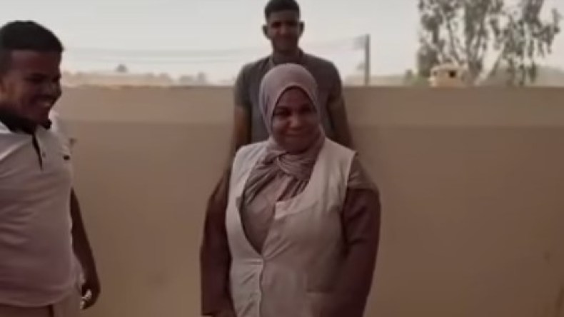 بالفيديو.. معلّمة تحظى بتكريم خاص من قبل تلاميذها قبل التقاعد