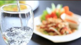 كيف يساعد شرب الماء في إنقاص الوزن؟