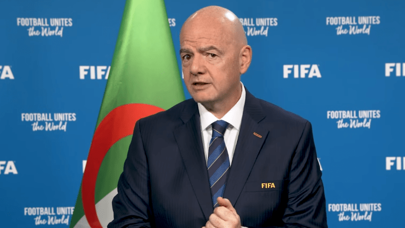 رئيس “الفيفا” يهنئ الاتحاد الجزائري لكرة القدم (فيديو)