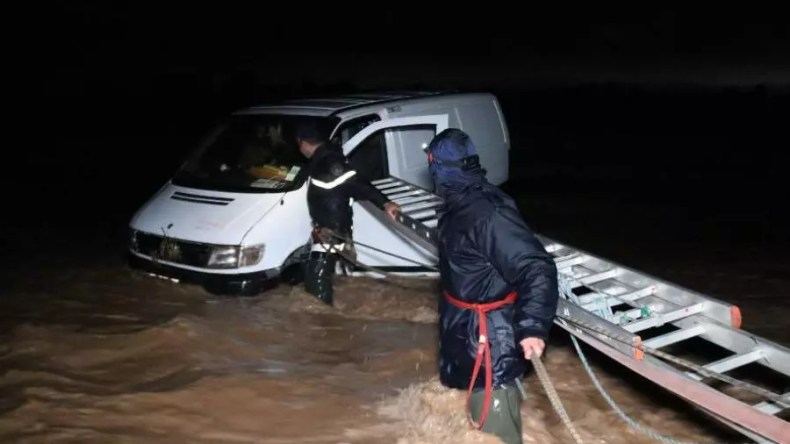 انتشال جثة طفل جرفته مياه الأمطار في أولاد جلال