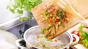 هذه مخاطر تناول الأطعمة غير المطبوخة جيدا