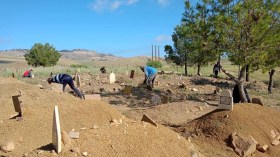 “في المقابر دُفن الكثير من الأحياء”.. صور صادمة كشفتها عمليات التنظيف!