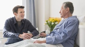 11 عبارة تجنب قولها للمريض عند زيارته