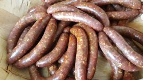 “أبوس” تحذّر من استعمال أمعاء مستوردة لتحضير النقانق