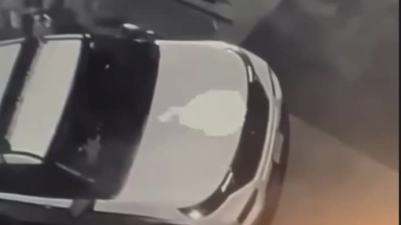 فيديو متداول لضابطتين أمريكيتين تتعاركان أمام منزل أوباما.. ما القصة؟