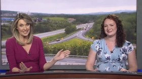 كانت في بث مباشر.. مذيعة أميركية تواصل عملها رغم بدء مخاض الولادة