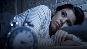 خبير يحذّر: إن كنت تستيقظ قبل رنين المنبّه فالأمر أخطر مما تتصور!