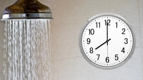 لماذا يُفضّل عدم الاستحمام قبل النوم مباشرة؟