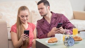 الفومو.. كيف يتسبب المؤثرون والمؤثرات في تعاستنا الزوجية؟