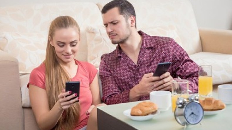 الفومو.. كيف يتسبب المؤثرون والمؤثرات في تعاستنا الزوجية؟