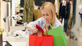 كاميرات المحلات ترصد الأيادي الناعمة “تسرق”