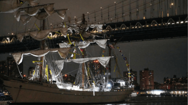 Un voilier heurte un pont à New York: au moins deux morts (VIDEO)