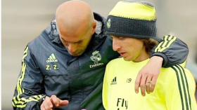 زيدان يودّع مودريتش ويشيد بنجم برشلونة