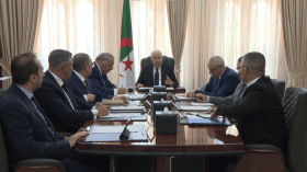 الرئيس تبون يترأس اجتماع عمل لتفعيل خدمة الشباك الوحيد