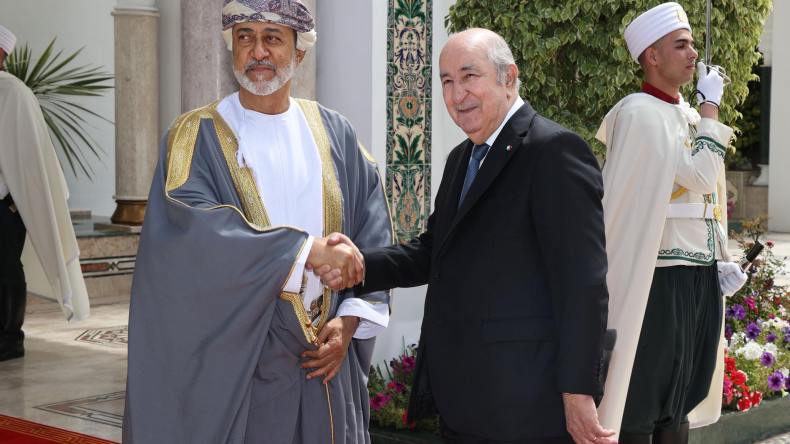 الرئيس تبون يودع سلطان عمان هيثم بن طارق
