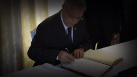 رئيس مجلس الأمة يوقع على سجلّ التعازي على إثر وفاة الرئيس الفيتنامي الأسبق