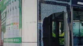 أطفال يحطمون زجاج حافلة “إيتوزا” أمام حديقة تونس بالعاصمة