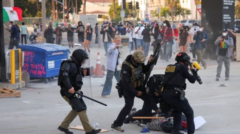 احتجاجات في لوس أنجلس وترمب يأمر بنشر قوات الحرس الوطني