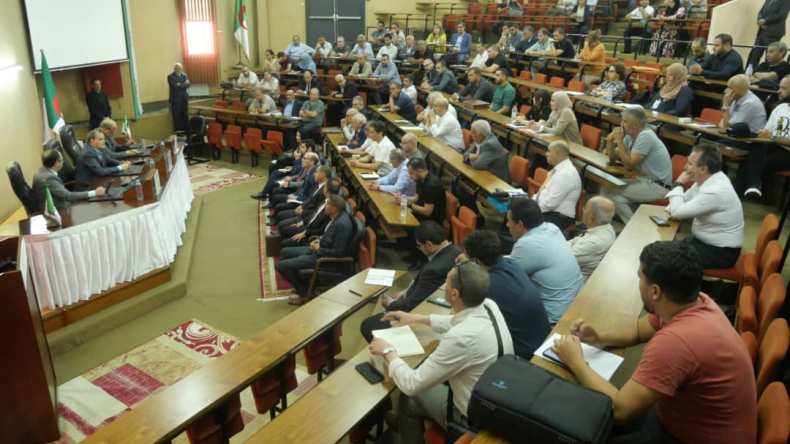 اجتماع لبحث تسهيل تدفق السلع والخدمات نحو السوق الليبية