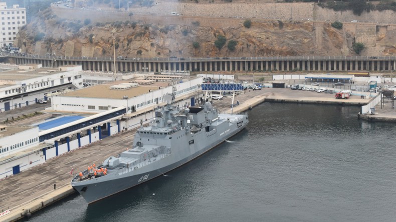 فرقاطة “Admiral Grigorovitch” الروسية ترسو بميناء وهران
