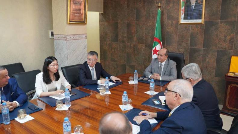 مجمّع صيني مهتمّ بإطلاق مشاريع صناعية في الجزائر