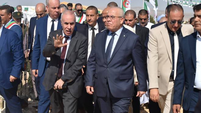 شرفة يعاين مركزًا جديدًا لتخزين الحبوب بتبسة