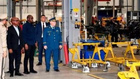 وزير الدفاع الرواندي يزور مصانع الشاحنات والحافلات بالرويبة