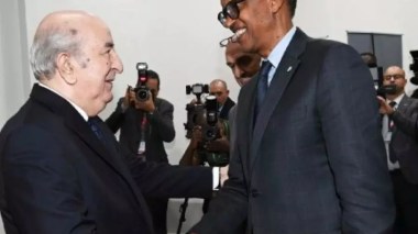 Le président de la République accueille son homologue rwandais à l’aéroport international Houari-Boumediene