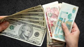 الدينار يقلّص الفارق أمام الدولار الأمريكي في السوق الرسميّة