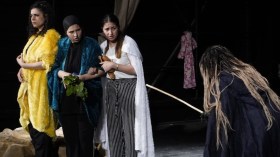 5 نساء وعربة.. مسرحية تشرّح عذابات الأنثى