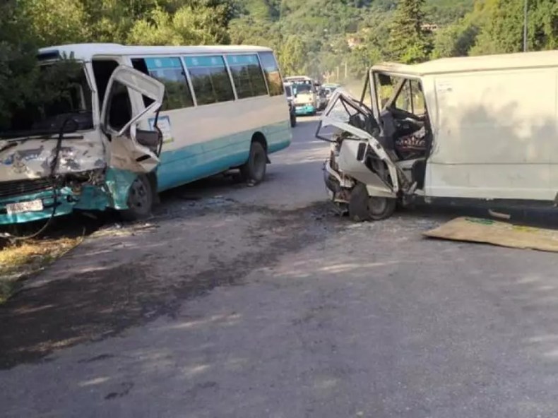 Neuf blessés dans une collision entre un fourgon et un bus à Jijel