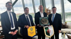 تكريم اتحاد الكرة السويدي لِنظيره الجزائري