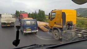 عودة حركة الشاحنات إلى منحدر الجباحية بالطريق السيّار في البويرة