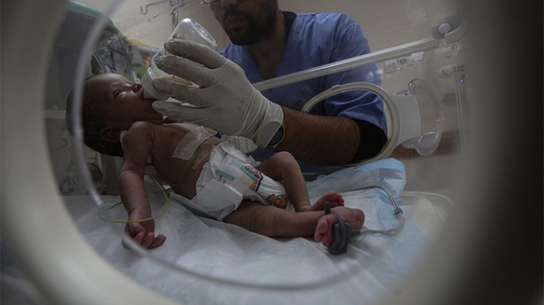 محرومون من الحليب العلاجي والصناعي… حياة أطفال غزة في خطر