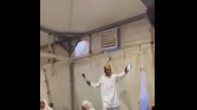 فيديو طريف.. حاج إندونيسي يصنع الحدث بلحظة رومانسية داخل مخيم النساء!