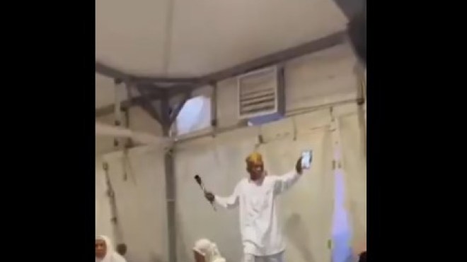 فيديو طريف.. حاج إندونيسي يصنع الحدث بلحظة رومانسية داخل مخيم النساء!