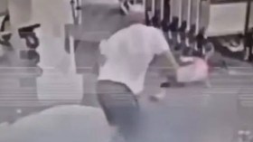 بالفيديو.. صهيوني يرمي طفلا إيرانيا على الأرض