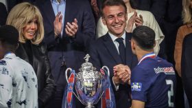 نظرات حكيمي الغريبة لزوجة ماكرون تشعل الشبكات.. هل خاف من تلقي صفعة؟