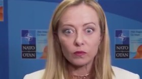 ميلوني تظهر بعينين جاحظتين وتعابير وجه غريبة.. ما القصة؟