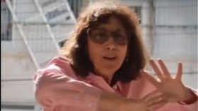 بعد تحطم منزلها بصواريخ إيران.. هكذا كان شعور مستوطنة صهيونية!