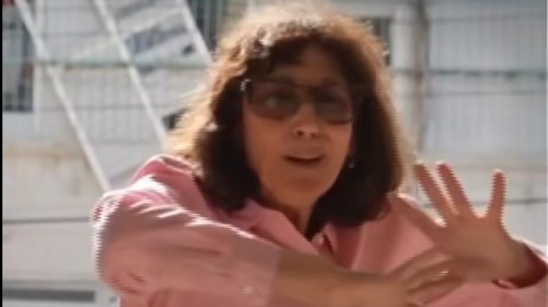 بعد تحطم منزلها بصواريخ إيران.. هكذا كان شعور مستوطنة صهيونية!