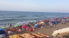 جزائريون تخطفهم الأمواج وعائلات تجازف بالأبناء في الشواطئ